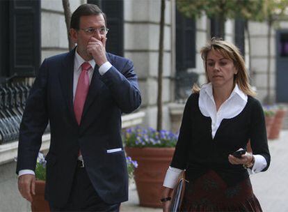 Mariano Rajoy y María Dolores de Cospedal, en las afueras del Congreso.