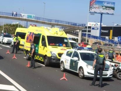 Varios policías acordonan la zona en la que este jueves tuvo un accidente un Guardia Civil durante una persecución en Cádiz. En vídeo, los detalles del siniestro.
