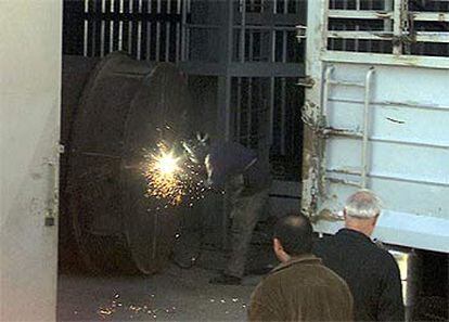 Un trabajador iraquí utiliza un soplete en una pìeza destinada a la fabricación de combustible para misiles.