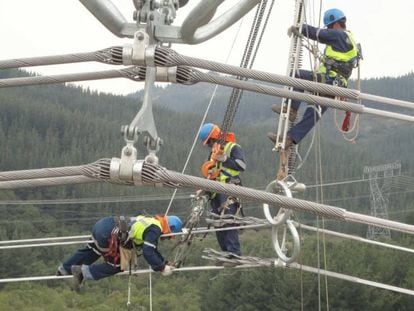 Operarios de Elecnor trabajan en la línea chilena de alta tensión Churrúa-Ancoa.