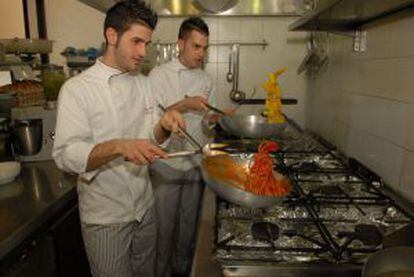 Dos cocineros a los fogones del restaurante Da Felice.