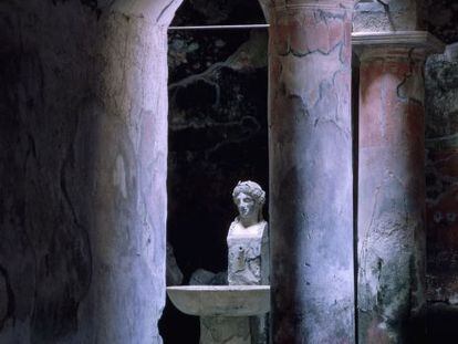 Entrada a las antiguas termas en el yacimiento arqueológico de Herculano, al sur de Nápoles (Italia).