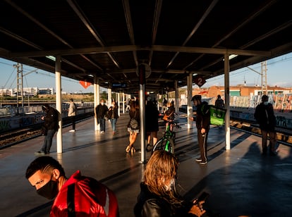 Los pasajeros esperan la llegada del tren en la estación de Vallecas, en la línea C-7 de Renfe que une Alcalá de Henares y Atocha.