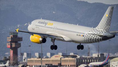 Un avión de Vueling, en El Prat.