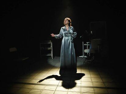 Garbi&ntilde;e Insausti, en la obra &#039;Edith Piaf. Taxidermia de un gorri&oacute;n&#039;, en el Teatro Espa&ntilde;ol de Madrid