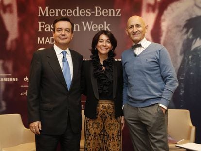 Nuria de Miguel, directora de la MBFW Madrid, acompañada por Eduardo López-Puertas, director general de Ifema, y Modesto Lomba, presidente de ACME.