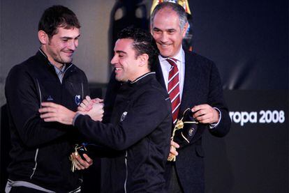 Casillas, Xavi y Zubizarreta han acudido al homenaje de la la UEFA y la RFEF por cumplir más de 100 partidos con la selección. Raúl no ha acudido al acto.