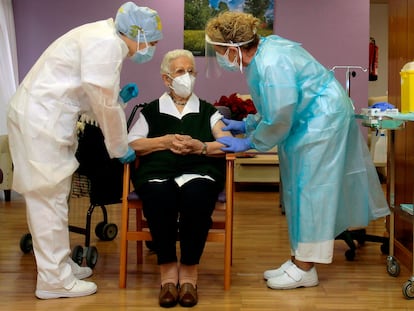 Araceli Hidalgo, de 96 años, sentada, recibió la primera vacuna contra la covid en España, en una residencia de Guadalajara.