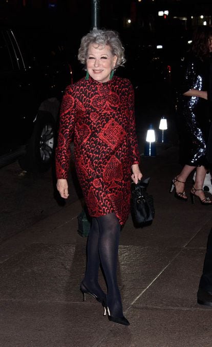 Bette Midler lució un vestido negro y rojo con estampados de naipes.