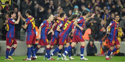 Los barcelonistas festejan el primer gol, conseguido por Villa (en el centro, entre Iniesta y Puyol).