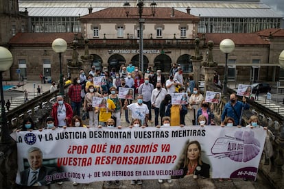 Manifestación de las víctimas del Alvia en la estación de tren de Santiago el pasado julio.