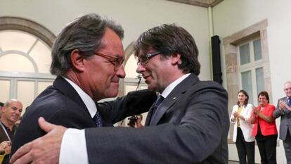 Los expresidentes de la Generalitat Artur Mas y Carles Puigdemont se abrazan en una foto tomada en 2017, cuando este último era aún presidente.