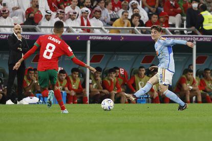 Gavi da un pase en la primera parte del partido entre Marruecos y España.