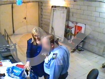 Fotograma del vídeo del presunto hurto de Cristina Cifuentes en un supermercado que ha divulgado 'OKDiario'