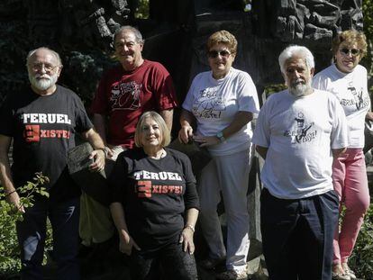 Los miembros de la plataforma Teruel Existe, en el Parque de los Fueros.