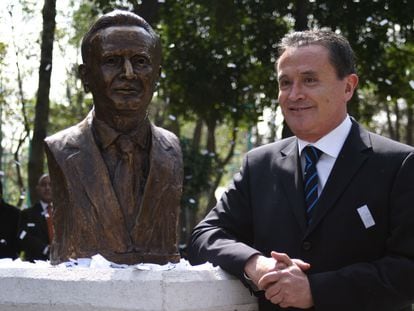 Ricardo Rocha junto a un busto de sí mismo en el Parque de los Periodistas Ilustres en Ciudad de México, el 4 de febrero de 2009.
