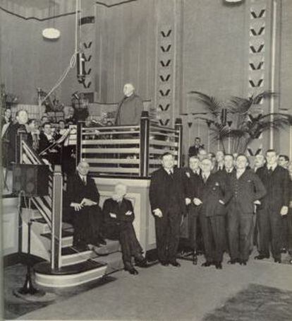 Bernard G. Shaw, en la escalera (con barba), durante la inauguraci&oacute;n de los estudios de Abbey Road, en 1931. Sir Edward Elgar dirige la London Symphony Orchestra.