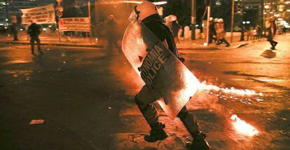 La policia dispersa a los manifestantes en los incidentes registrados ante el Parlamento griego en Atenas en la noche del miércoles.