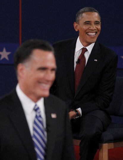 Obama sonríe durante el segundo debate.