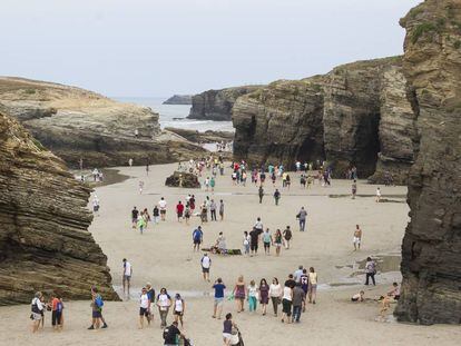 Turistas en la playa de As Catedrais de Ribadeo (Lugo).