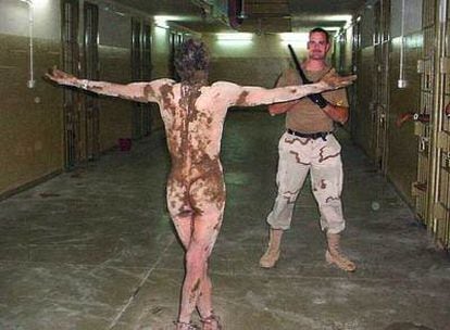Un soldado estadounidense ante un preso iraquí, en la prisión de Abu Ghraib.