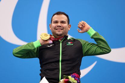 El mexicano Diego López tras ganar la medalla de oro en los 50 metros libres.