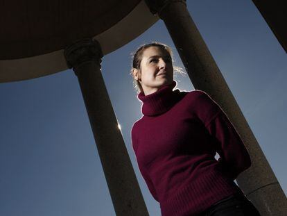 La artista Cristina Lucas, en la azotea del Círculo de Bellas Artes eclipsando al sol.