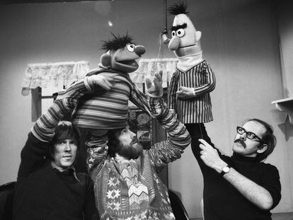 Desde la izquierda, Daniel Seagren, Jim Henson y Frank Oz manejando las marionetas de Epi y Blas de 'Barrio Sésamo' en un estudio de Nueva York en 1970.