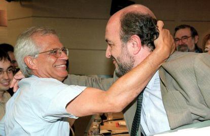 Josep Borrell saluda a Joaquín Almunia durante el proceso de primarias de 1998.