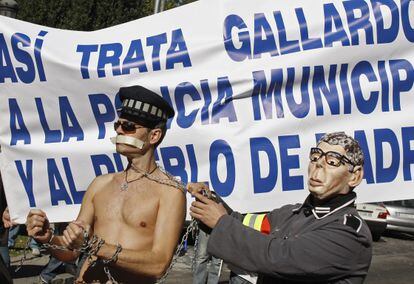 Miembros de la Policía Municipal, algunos disfrazados de Alberto Ruiz- Gallardón, se manifiestan reclamando mejores condiciones de trabajo.