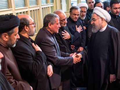 El presidente iran&iacute;, Hasan Rohan&iacute;, saluda a los asistentes al funeral del expresidente Rafsanjan&iacute;, el lunes en Teher&aacute;n.
