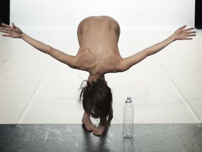 La bailarina suiza Yasmine Hugonnet en &#039;Le R&eacute;cital des Postures&#039;.
