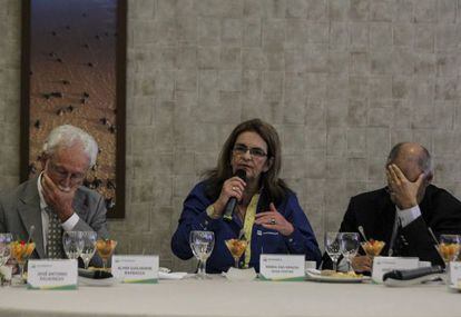 Graça Foster, en el centro, el miércoles ante la prensa