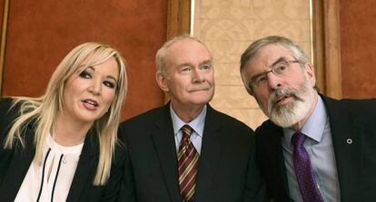 McGuinness, entre Gerry Adams y la candidata Michelle O&#039;Neill.