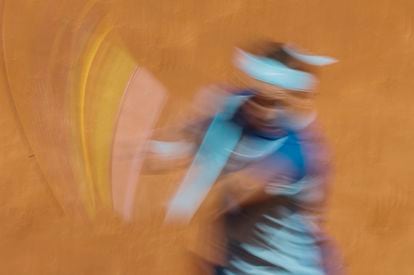 El tenista Rafael Nadal devuelve una bola al tenista Carlos Alcaraz durante el encuentro de cuartos del Madrid Open. 
