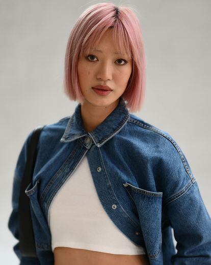 Durante la semana de la moda de Australia, algunas invitadas, como la de imagen, dejaron claro que en cuestión de color la tendencia es el rosa. Tanto con el pelo largo como corto aporta luminosidad al rostro.