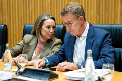 Alberto Núñez Feijóo, en agosto, junto a la secretaria general del PP, Cuca Gamarra, en el Congreso. 