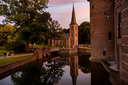 El público espera para entrar en la capilla del Kasteel de Haar para escuchar uno de los miniconciertos que pusieron fin el domingo por la tarde al Festival de Utrecht.