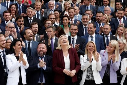 Marine Le Pen, líder de la extrema derecha en Francia, posa el 22 de junio con los miembros de su partido que han entrado en la Asamblea Nacional francesa.