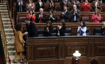 Sánchez felicita a la ministra de Hacienda, María Jesús Montoro, durante el debate de los Presupuestos Generales del Estado el pasado 12 de febrero.