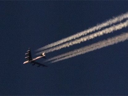 Un avión B-52 en pleno vuelo.