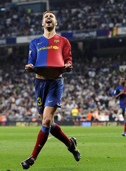 Piqué celebra su gol, el sexto del Barça al Madrid.