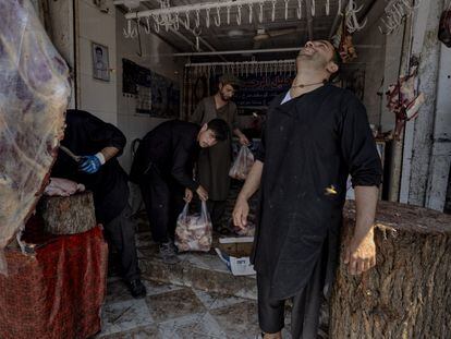 Una carnicería en la ciudad de Kabul. La clase trabajadora no tiene la posibilidad de obtener ningún tipo de visa para marcharse al exterior. Permanecerán en el país bajo el nuevo régimen talibán con un incierto futuro por delante.