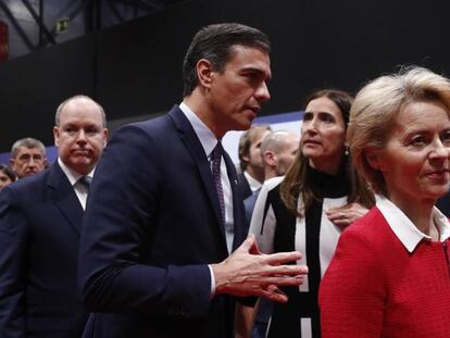 El presidente del Gobierno en funciones, Pedro Sánchez, junto a la presidenta de la Comisión Europea, Ursula von der Leyen, en la inauguración de la Cumbre del Clima.