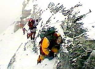 Los alpinistas Juan Vallejo, en primer plano, y Juan Oiarzabal, durante su ascenso al Everest.