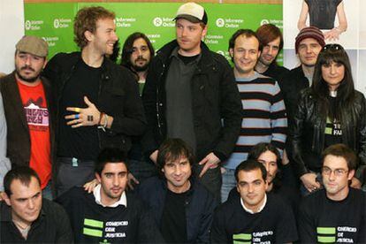 Chris Martin, con la mano en el pecho, y el resto de miembros de Coldplay posan junto con otros artistas durante la presentación de la campaña &#39;Comercio con Justicia&#39;.