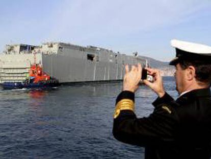 El buque "Adelaide", construido por Navantia para la Armada de Australia, partirá esta noche del puerto de Vigo, donde fue embarcado la semana pasada sobre el semisumergible "Blue Marlin", a bordo del cual viajará hasta Australia durante 55 días de navegación al carecer de puente de mando. EFE/Archivo