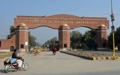 Puerta de la Universidad Bahauddin Zakariya en Multan, Pakistan.