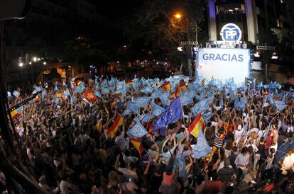El presidente del Gobierno en funciones y líder del PP, Mariano Rajoy, y dirigentes del partido comparecen ante sus simpatizantes tras su triunfo el 26J.