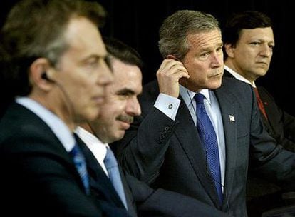 Blair, Aznar, Bush y Barroso, en la base aérea de Lajes de las islas Azores en marzo de 2003.